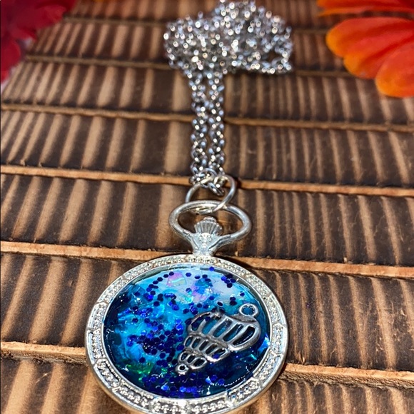 Painted resin pendant necklace - Picture 5 of 5